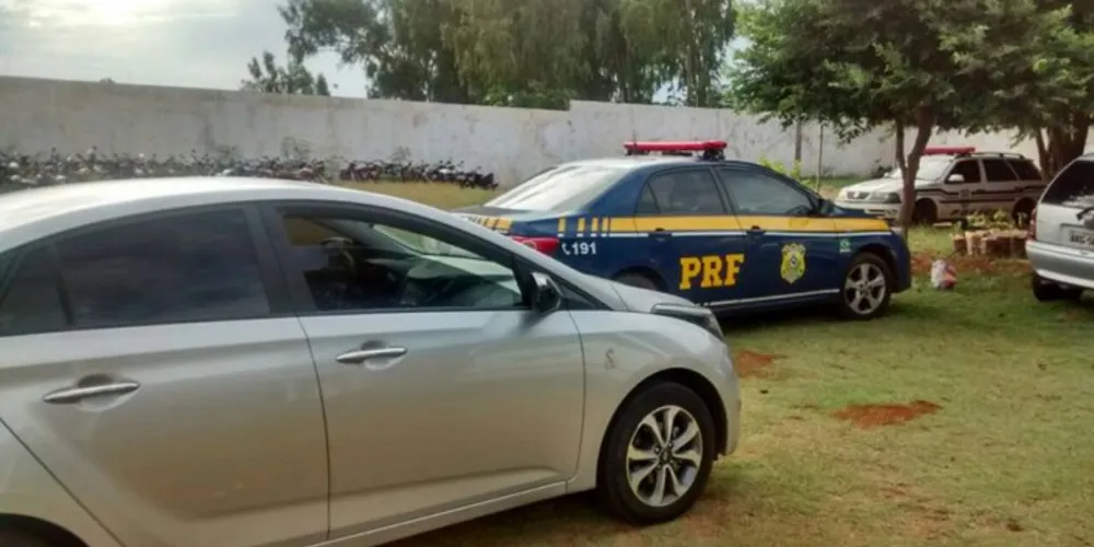 Imagem ilustrativa da imagem Casal com filho pequeno é preso em carro roubado