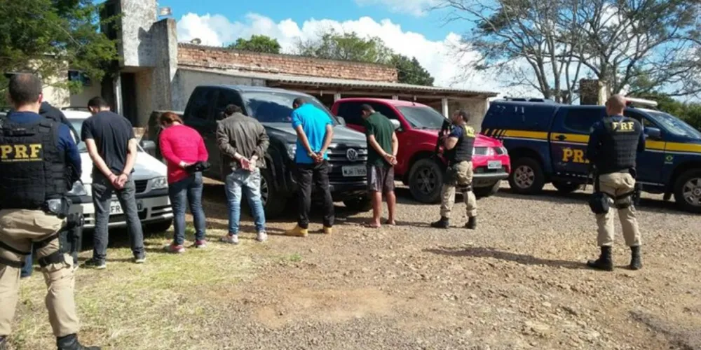 Imagem ilustrativa da imagem Quadrilha presa venderia carros roubados no Paraguai