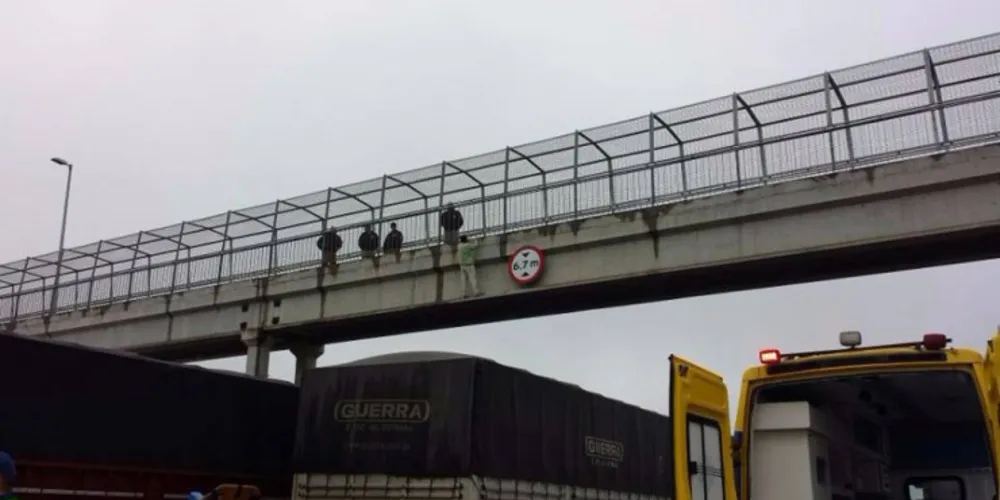 Imagem ilustrativa da imagem Mulher é salva por caminhão ao tentar se jogar de passarela