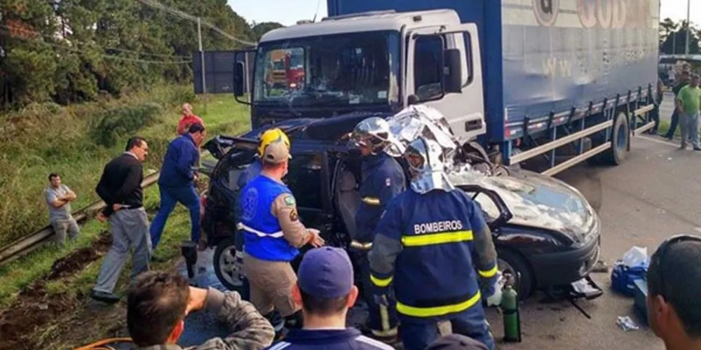 Imagem ilustrativa da imagem Acidente entre carros e caminhões deixa vítima fatal