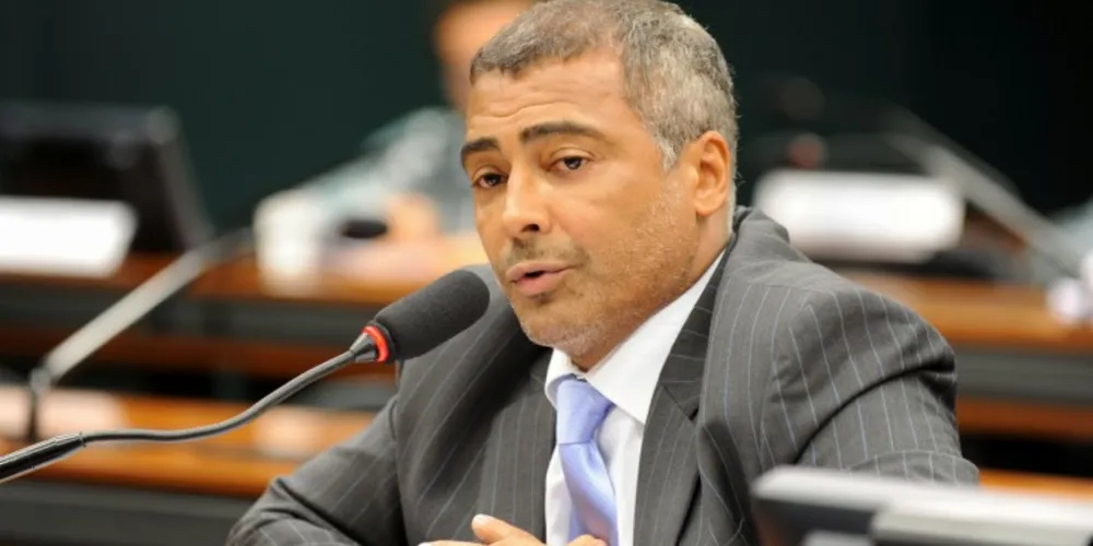 Imagem ilustrativa da imagem Romário reúne assinaturas e CPI da CBF é oficialmente criada