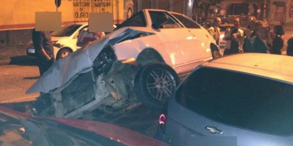 Imagem ilustrativa da imagem Motorista bêbado tenta estacionar e ‘reprova’ na baliza
