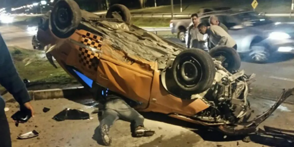 Imagem ilustrativa da imagem Taxista é fechado na BR-277 e capota várias vezes