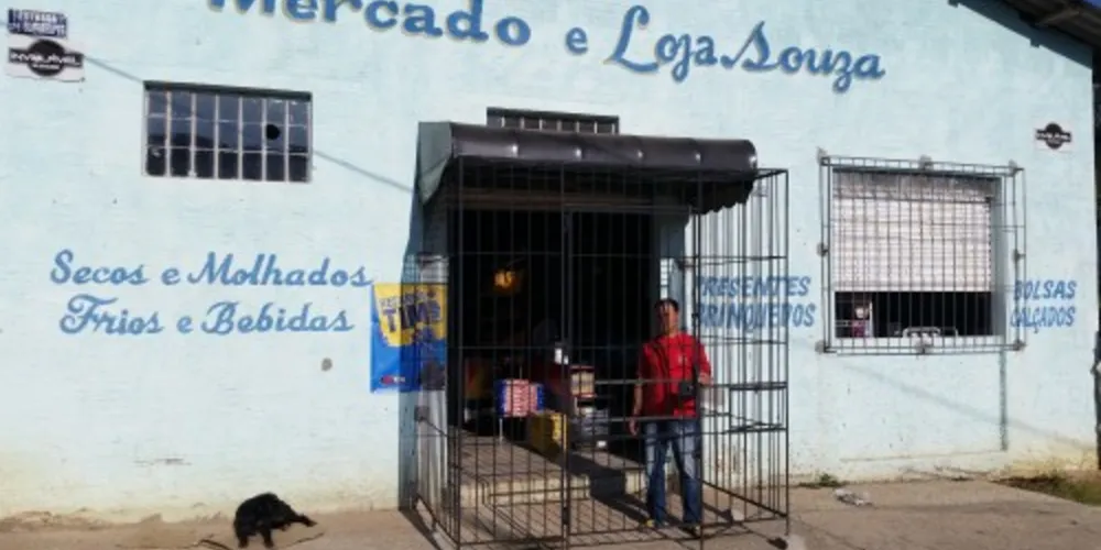 Imagem ilustrativa da imagem Cansado de crimes, empresário instala ‘cela’ em mercado