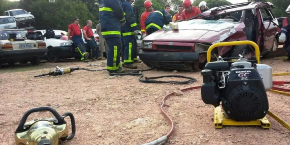 Imagem ilustrativa da imagem Bombeiros de PG realizam instrução de resgate veicular