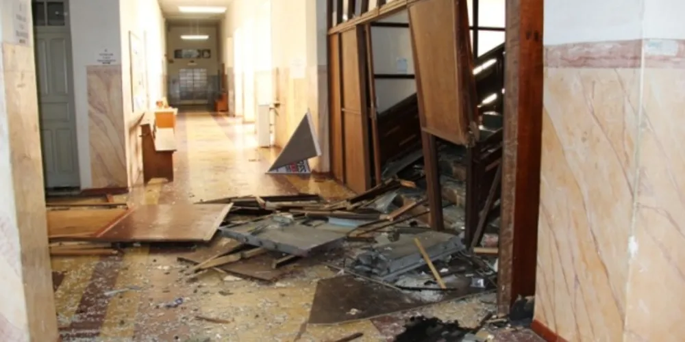 Imagem ilustrativa da imagem Quadrilha explode caixas eletrônicos da Unicentro