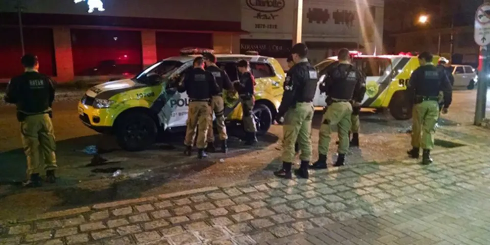 Imagem ilustrativa da imagem Viatura da PM capota em perseguição a moto roubada