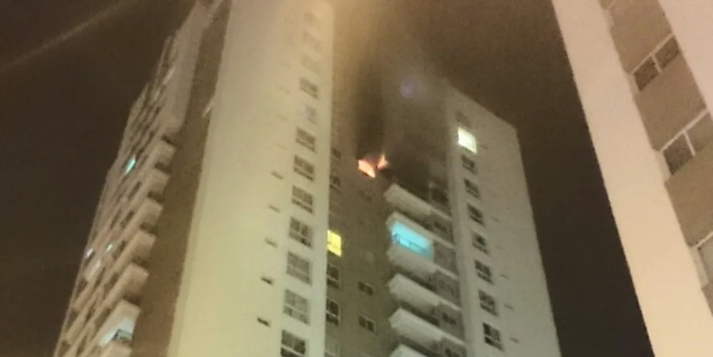 Imagem ilustrativa da imagem Briga de casal termina com prédio em chamas em Curitiba