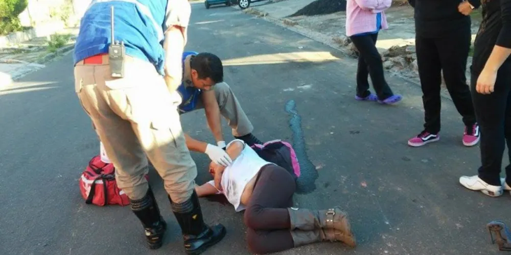 Imagem ilustrativa da imagem Ciclista 'bate' em buraco na rua e sofre traumatismo craniano