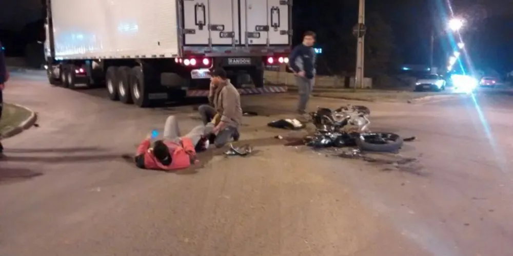 Imagem ilustrativa da imagem Moto é esmagada por carreta e piloto sobrevive em Carambeí
