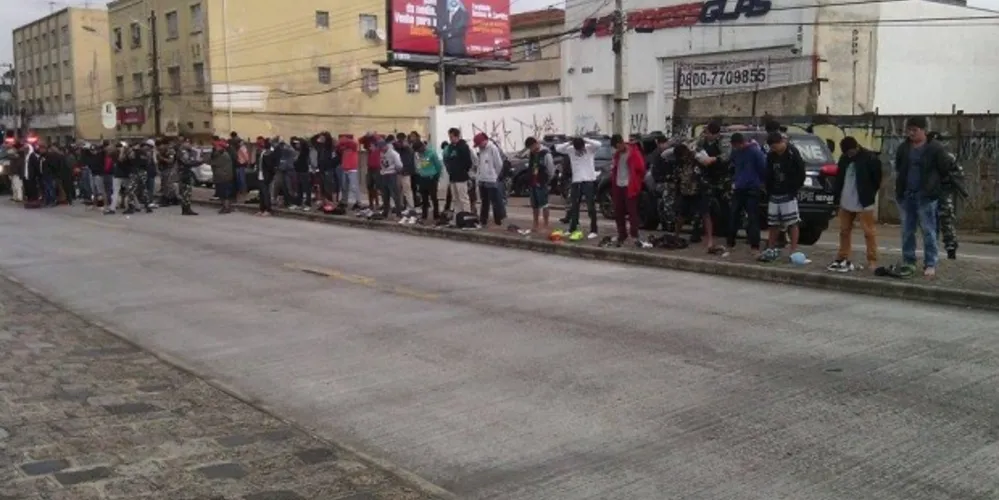 Imagem ilustrativa da imagem Grupo 'incendeia' ônibus e oito acabam detidos com maconha