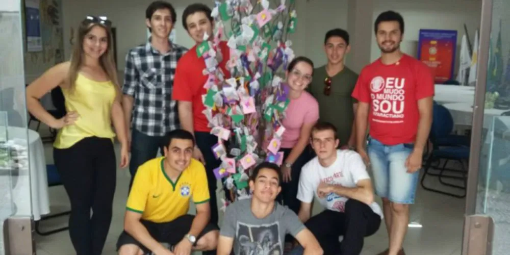 Imagem ilustrativa da imagem Jovens montam Carrinho de Livros com Árvore