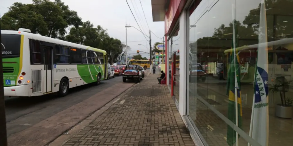 Imagem ilustrativa da imagem Ladrões roubam malote com R$ 10 mil em frente a banco de PG