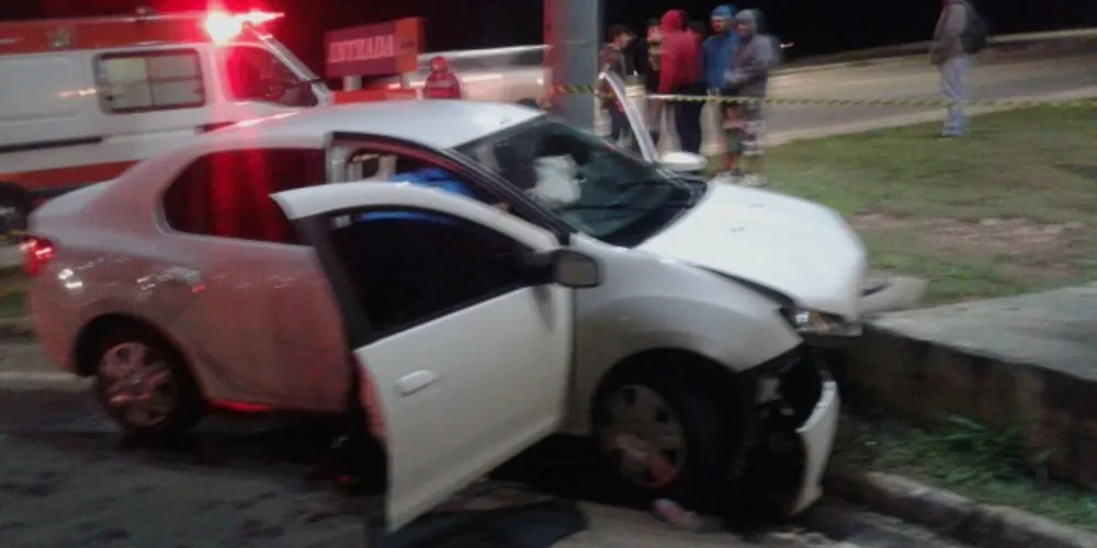 Imagem ilustrativa da imagem Homem morre ao bater carro em mureta em PG