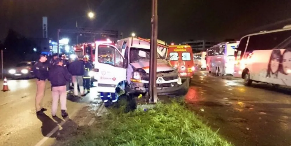 Imagem ilustrativa da imagem Acidente entre cinco veículos deixa um morto e três feridos