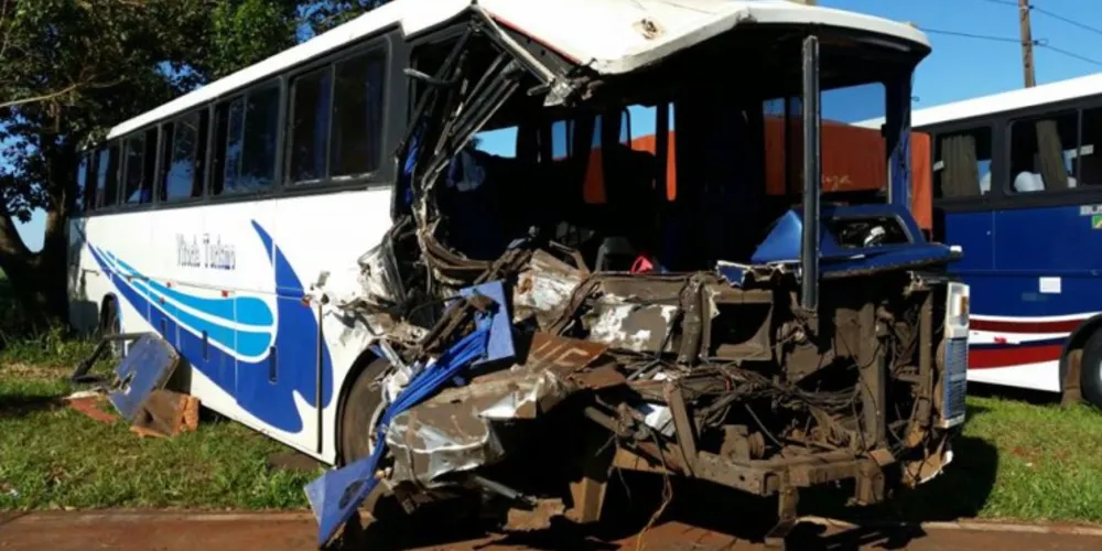 Imagem ilustrativa da imagem Colisão entre ônibus e carreta deixa 19 feridos na BR-277