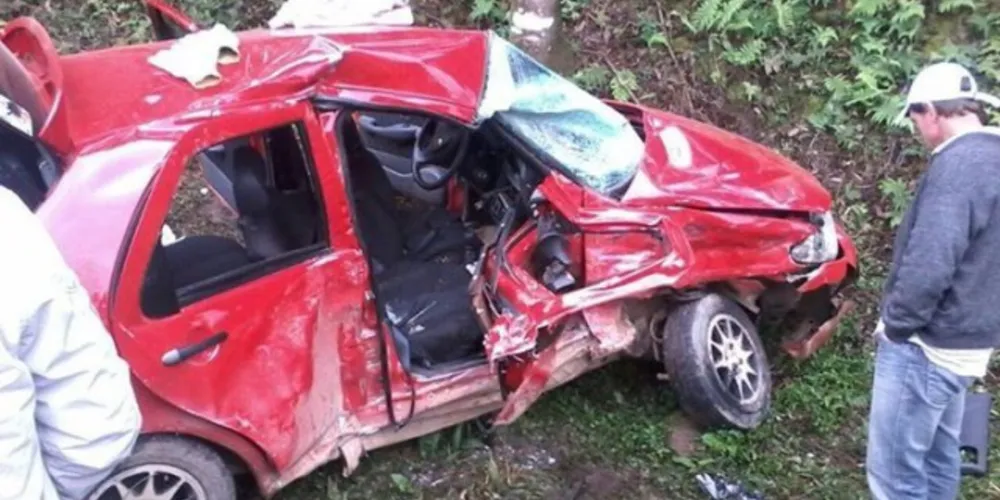 Imagem ilustrativa da imagem Van com estudantes bate contra carro e deixa 12 feridos