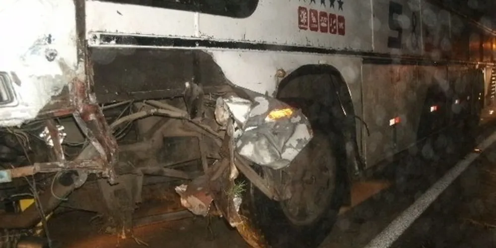 Imagem ilustrativa da imagem Colisão entre carros e ônibus deixa três feridos na BR-277
