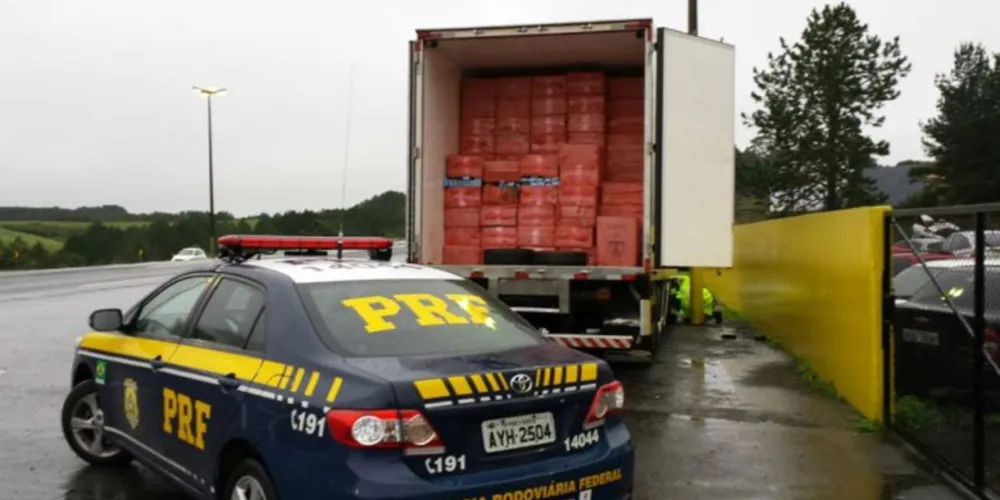 Imagem ilustrativa da imagem Caminhão abandonado escondia 300 mil maços de cigarro
