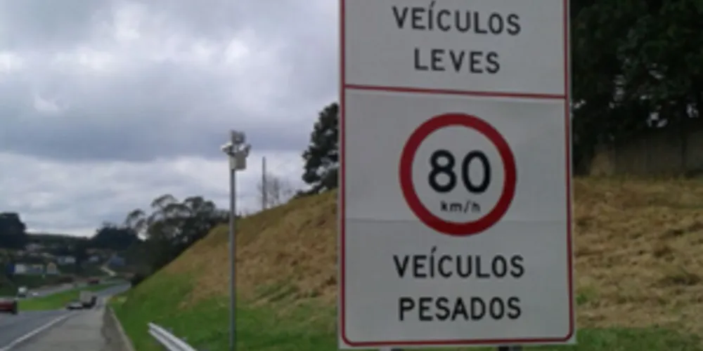 Imagem ilustrativa da imagem Suposto radar atrás de placa na BR-277 gera polêmica