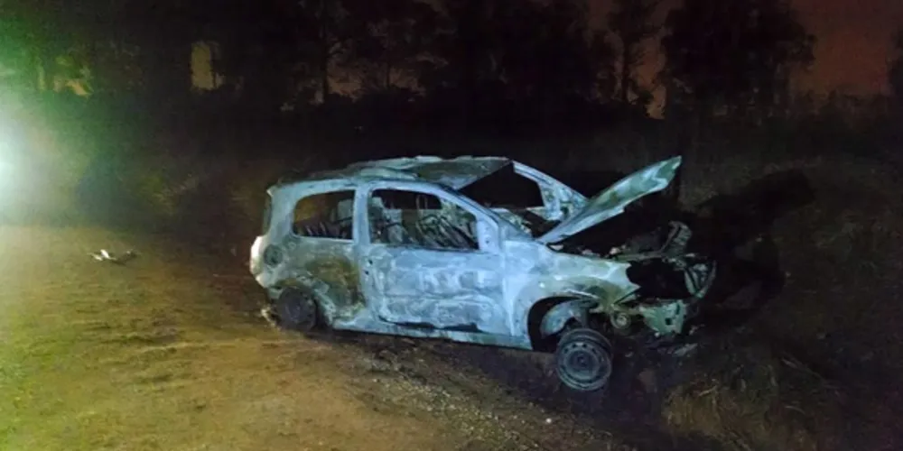 Imagem ilustrativa da imagem Bombeiros encontram corpo em porta-malas de carro queimado