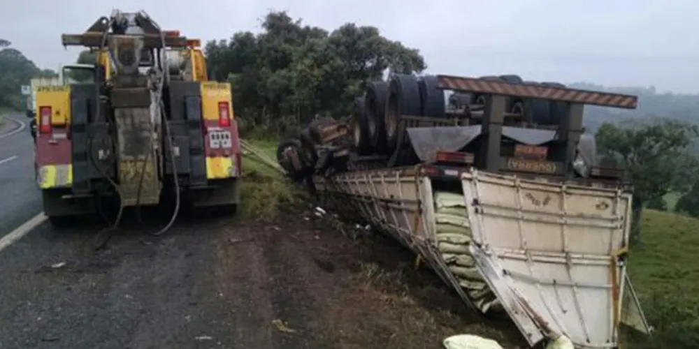 Imagem ilustrativa da imagem Caminhão capota na Serrinha e motorista morre