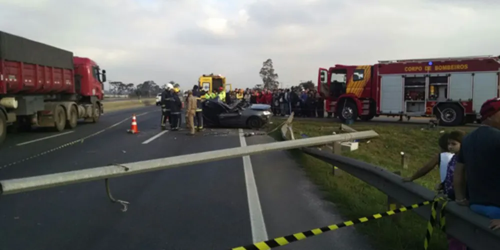 Imagem ilustrativa da imagem Motorista morre e carro fica destruído após acidente
