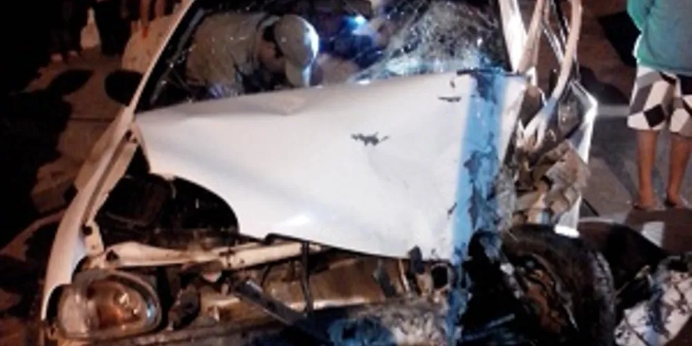 Imagem ilustrativa da imagem Motorista fica gravemente ferido após colidir contra muro
