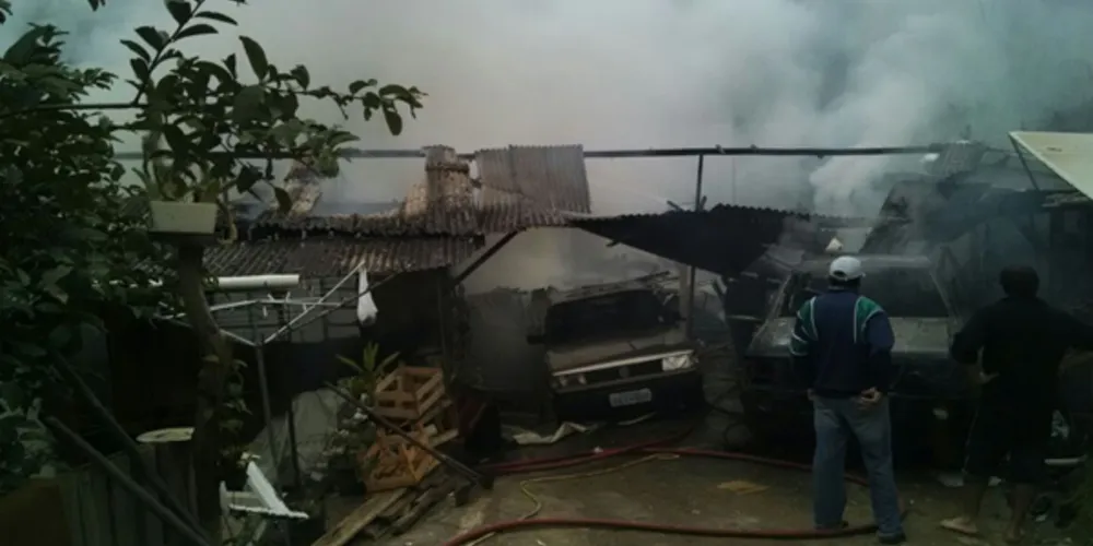 Imagem ilustrativa da imagem Incêndio destrói casa e dois carros de família