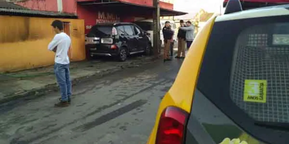 Imagem ilustrativa da imagem Bandidos colocam fogo em carro de empresário e motivação é mistério