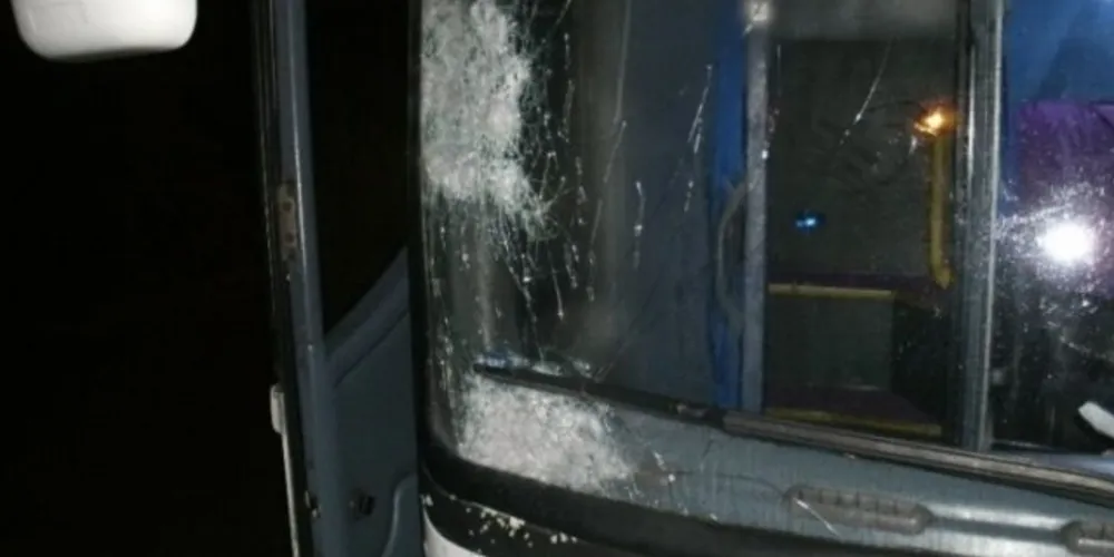 Imagem ilustrativa da imagem Bandidos atiram em ônibus de turismo, mas motorista foge