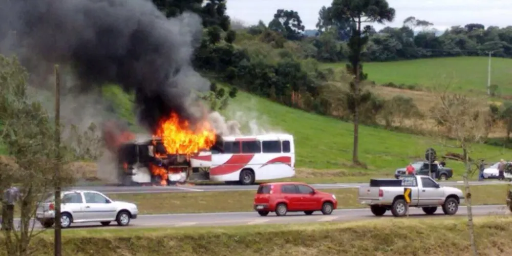 Imagem ilustrativa da imagem Ônibus com 30 passageiros pega fogo na PR-151
