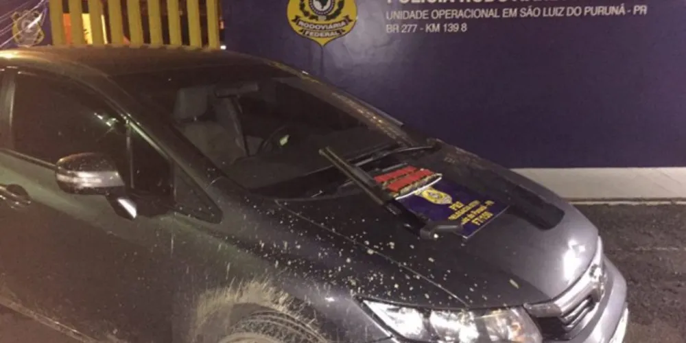 Imagem ilustrativa da imagem PRF recupera carro roubado após troca de tiros