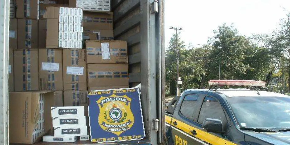 Imagem ilustrativa da imagem PRF apreende carreta com 600 mil maços de cigarro