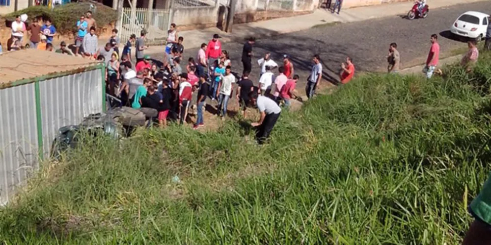 Imagem ilustrativa da imagem Carro com 5 pessoas despenca de barranco em Telêmaco