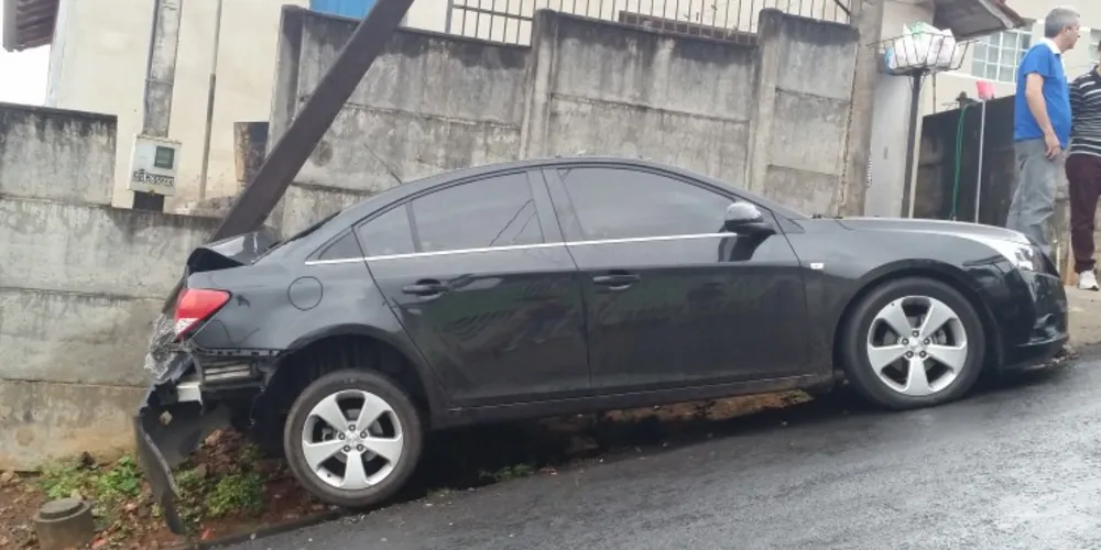 Imagem ilustrativa da imagem Carro desgovernado bate em poste em Telêmaco Borba