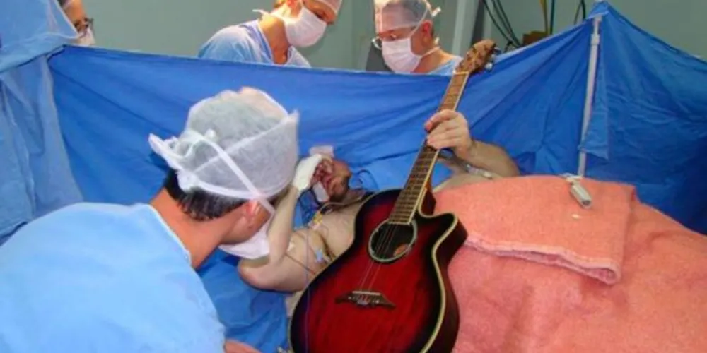 Imagem ilustrativa da imagem Paciente toca violão enquanto passa por cirurgia no cérebro