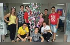 Jovens montam Carrinho de Livros com Árvore