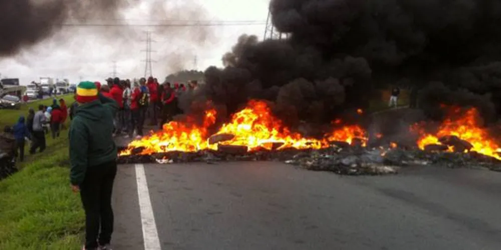 Imagem ilustrativa da imagem Movimento Popular por Moradia bloqueia rodovia em Curitiba