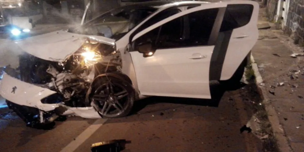 Imagem ilustrativa da imagem Adolescente fica ferido em colisão de carro com muro