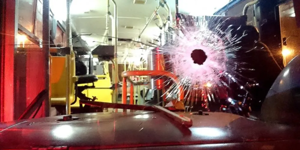 Imagem ilustrativa da imagem Homem tenta assaltar ônibus e acaba baleado por PM de folga
