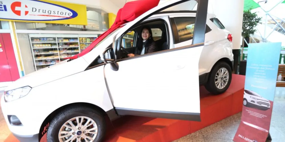 Imagem ilustrativa da imagem Palladium entrega carro para ganhadora de promoção