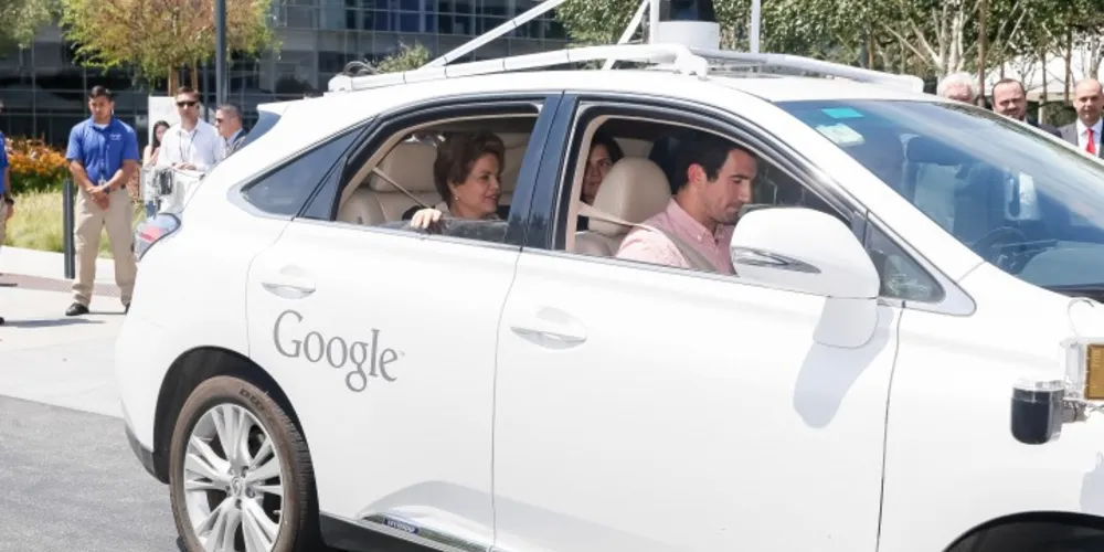 Imagem ilustrativa da imagem Dilma passeia em carro do Google sem motorista