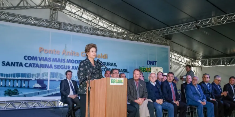 Imagem ilustrativa da imagem Dilma reconhece crise, mas diz que Brasil vai voltar a crescer