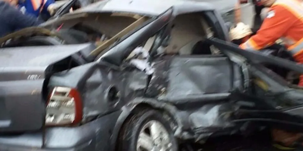 Imagem ilustrativa da imagem Carro bate contra caminhão e deixa quatro mortos na Lapa