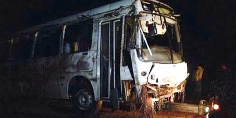 Imagem ilustrativa da imagem Ônibus com estudantes cai sobre carro e mata três