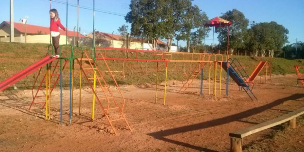 Imagem ilustrativa da imagem Bairros de Arapoti recebem novos parques infantis