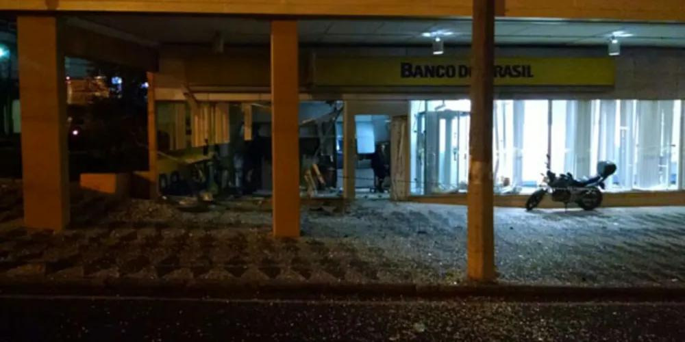 Imagem ilustrativa da imagem Bandidos explodem caixa eletrônico anexo a hipermercado
