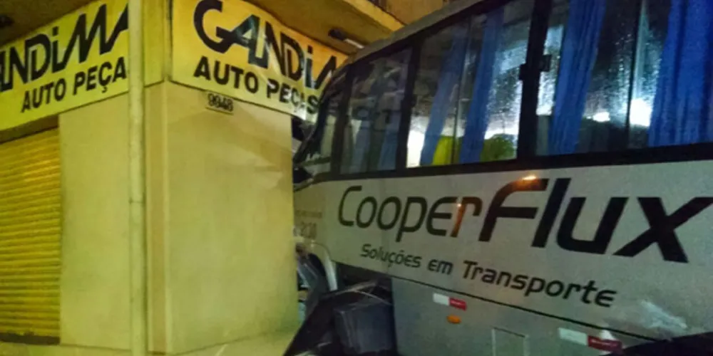 Imagem ilustrativa da imagem Ônibus é atingido por carro de motorista sem CNH