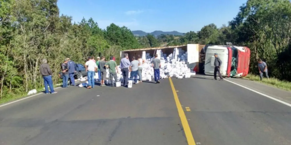 Imagem ilustrativa da imagem Caminhão tomba e bloqueia BR-277 por duas horas